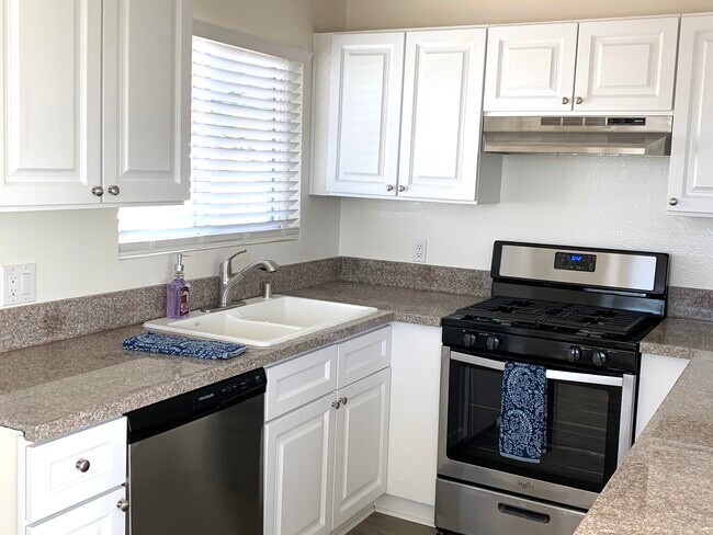 Building Photo - 308 Avenida Santa Barbara