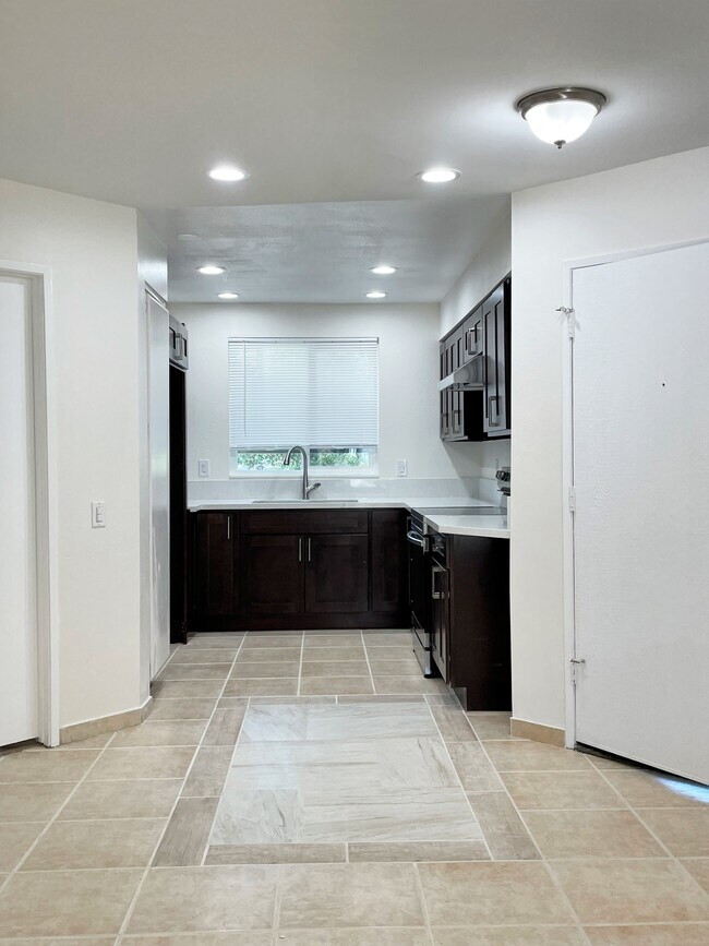 Building Photo - 25685 Pine Creek Ln