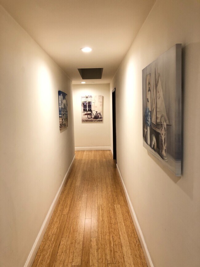 Building Photo - 913 Pico Blvd