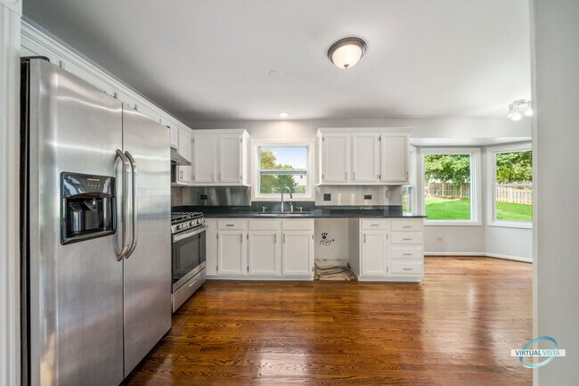 Building Photo - 802 River Oaks Ct