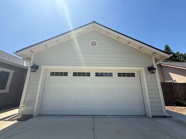 Building Photo - harming 3 bedroom, 2 bathroom single-story...