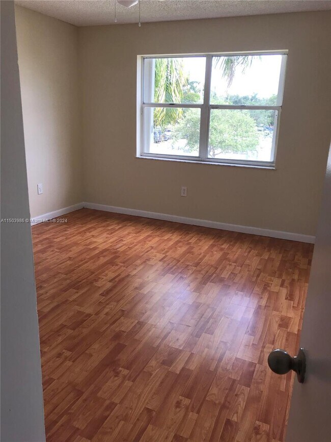 Foto del edificio - 8660 SW 212th St