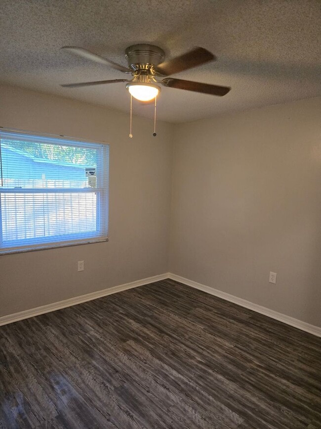 Foto del edificio - READY TO MOVE IN 2 BD/1 BA DUPLEX
