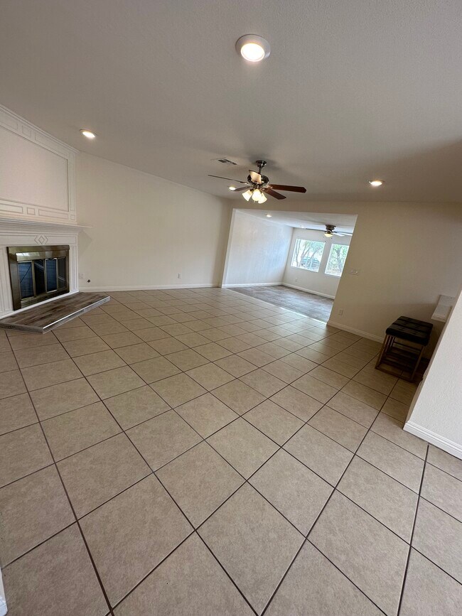 Building Photo - 515 Chelsea Dr