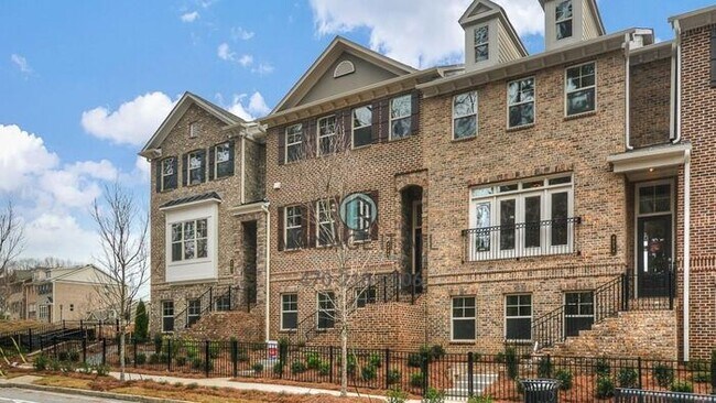 Foto del edificio - A beautifully designed townhome in the heart of Dunwoody