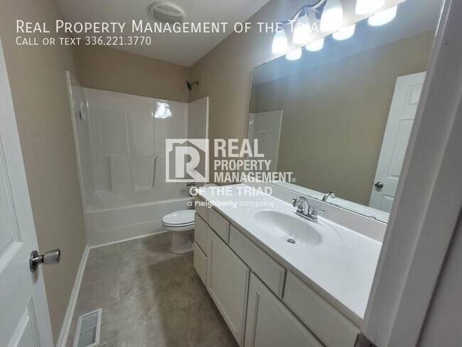 Building Photo - Newer Construction 3 bed/2 bath home with ...