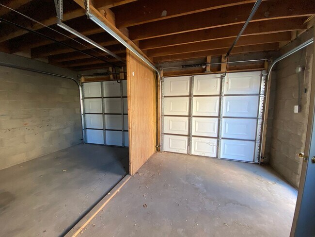 Building Photo - 3 Bed 2 Bath