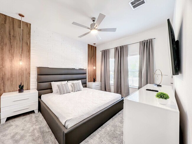 Building Photo - 4259 Paragraph Dr