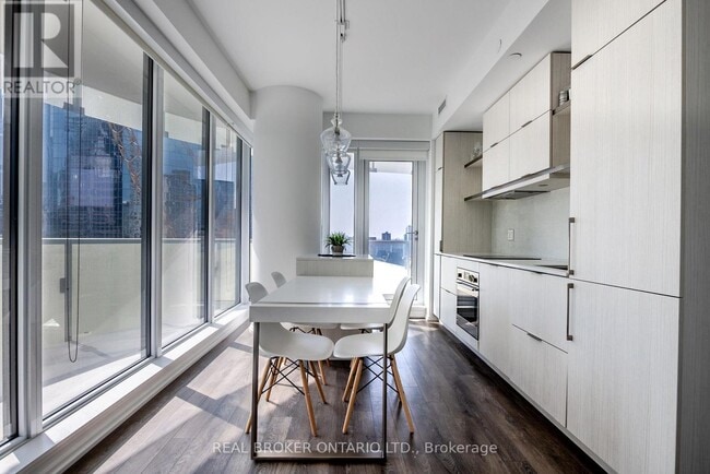 Building Photo - 197 Yonge St