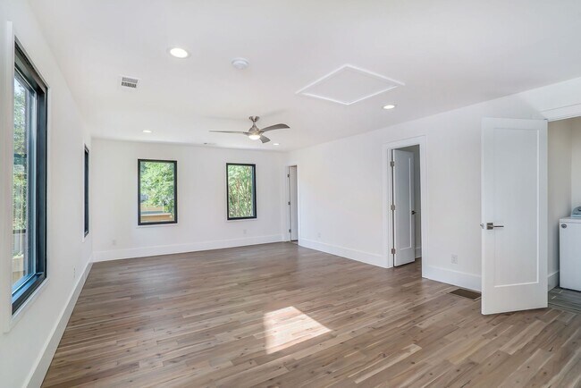 Building Photo - Utilities + Internet included with rent! -...
