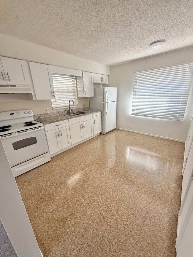 Building Photo - 2027/2029 Tennyson