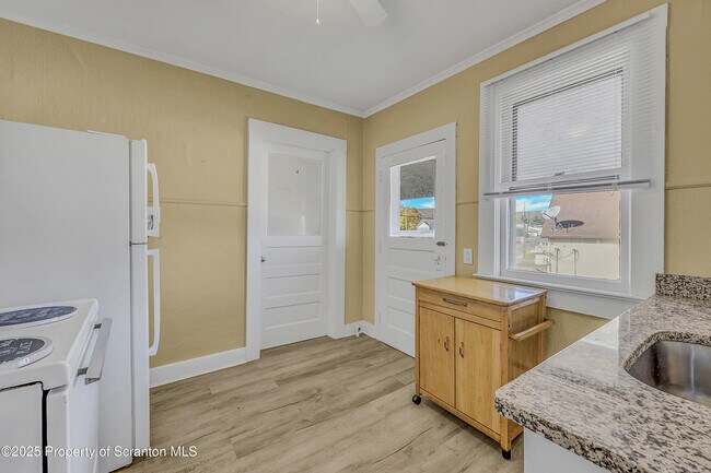 Foto del edificio - 864 S Main St