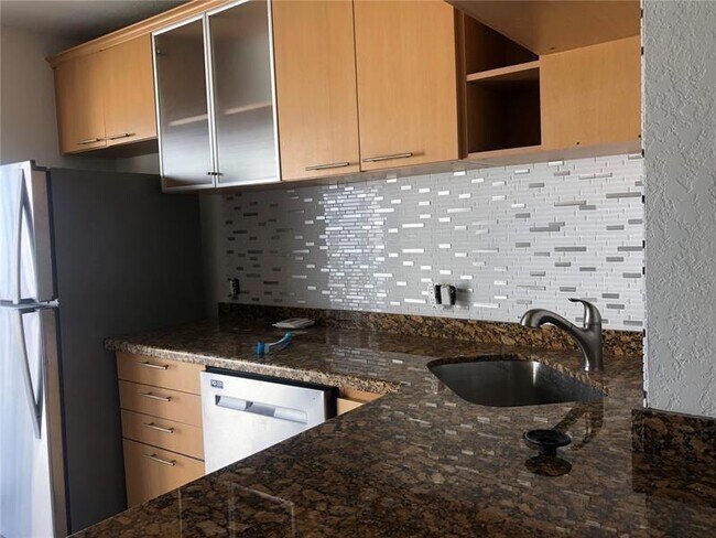 Foto del edificio - 677 NE 24th St