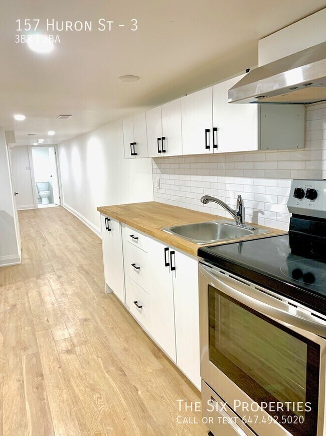 Photo du bâtiment - 3 Bed 1.5 Bath Renovated Lower Level Apartment Near UoFT