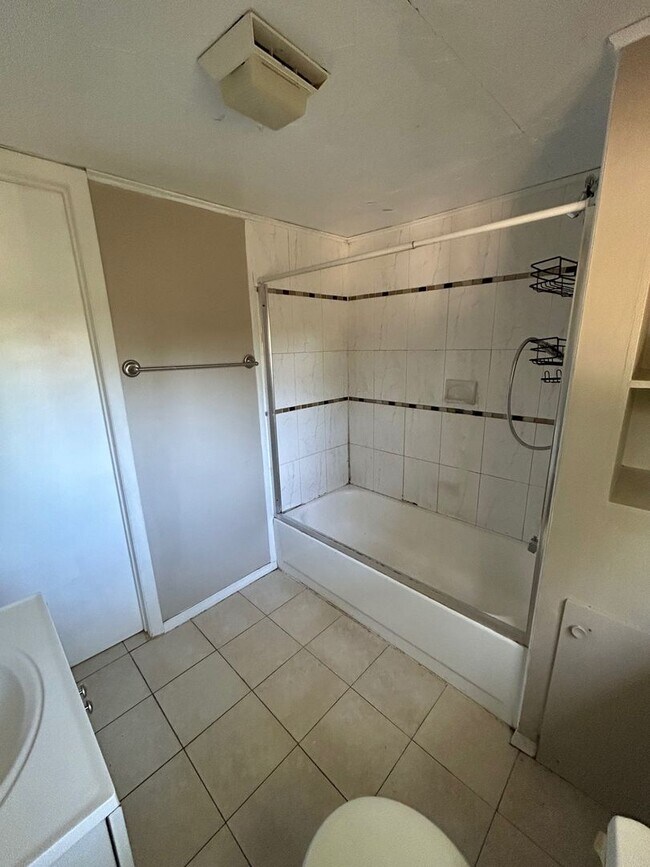 Foto del edificio - Charming 3-Bedroom Property in Prime Location