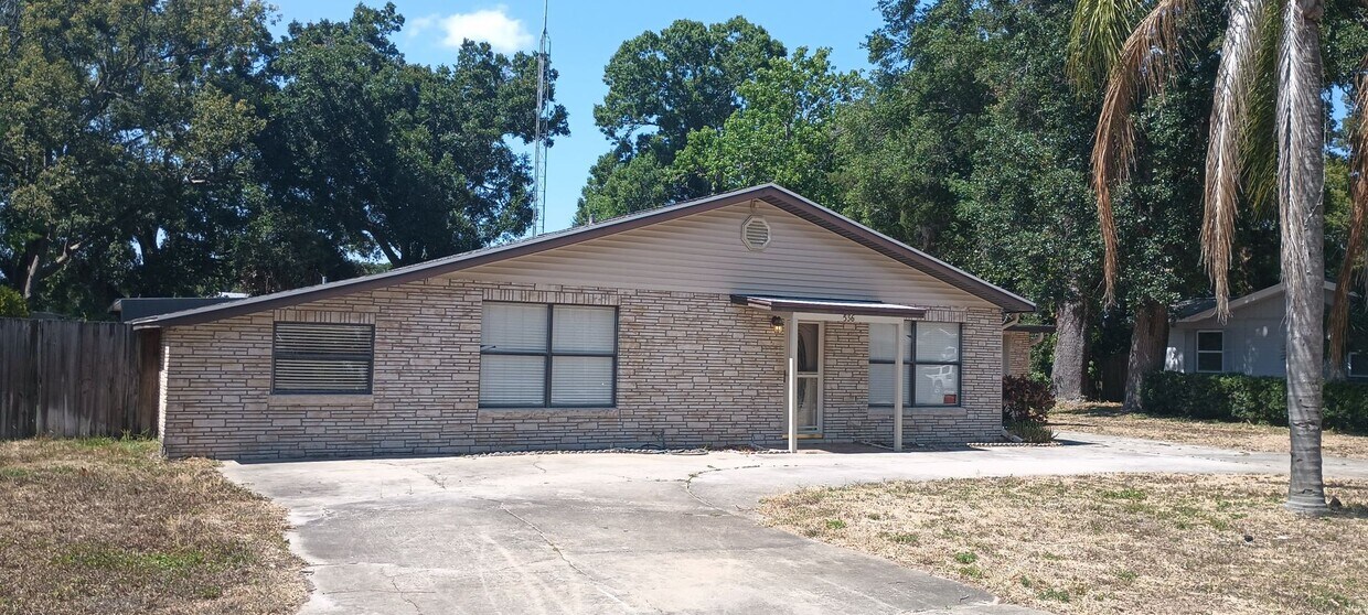 Primary Photo - Spacious 3 bedroom home with over-sized fe...