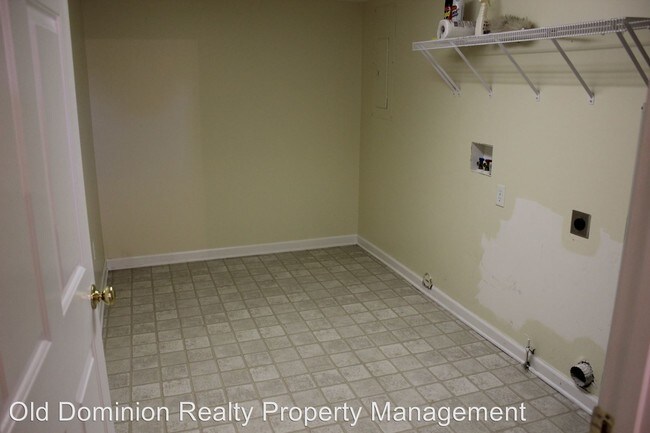 Building Photo - 527 Pointe Dr