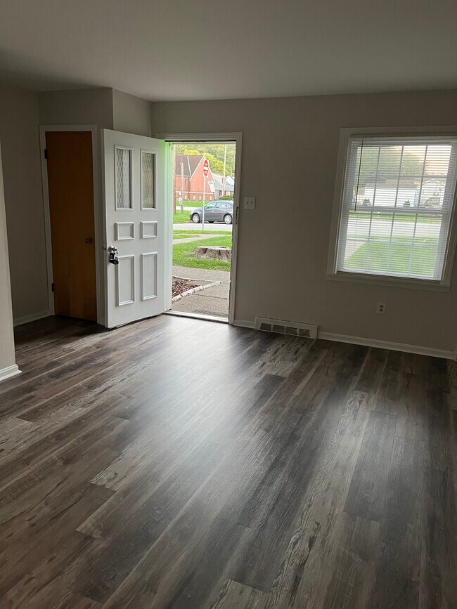 Building Photo - 1302 Midland Beaver Rd