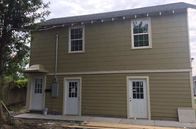 Building Photo - 3327 Leonidas St