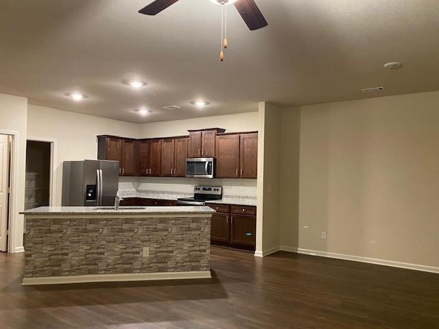 Foto del edificio - 664 Holly Springs Ct