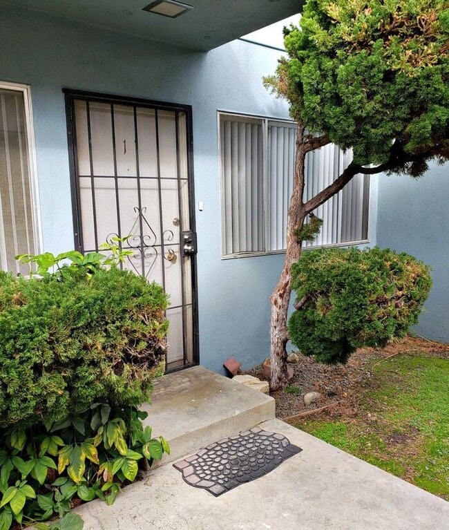 Foto del edificio - 1 BEDROOM APARTMENT WITH 1 CAR PRIVATE GARAGE