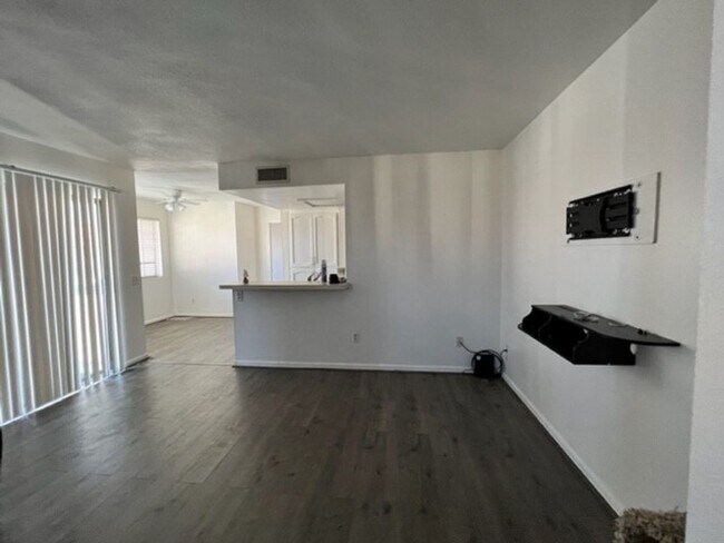 Building Photo - Single 1 BR 1BR Recent Remodel w/POOL & SP...