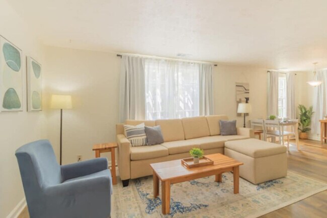 Foto del edificio - 3912 Crestview Dr