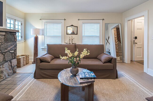 Foto del edificio - Quaint 4 bedroom Erie Home with Central Air & Garage Parking (Month to Month available)