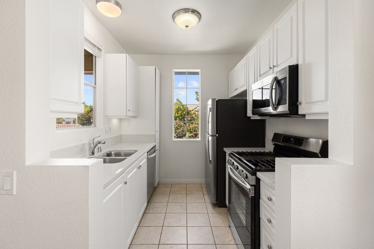 Primary Photo - ? Spacious 2 Bedroom / 2 Bath Condo in Sab...