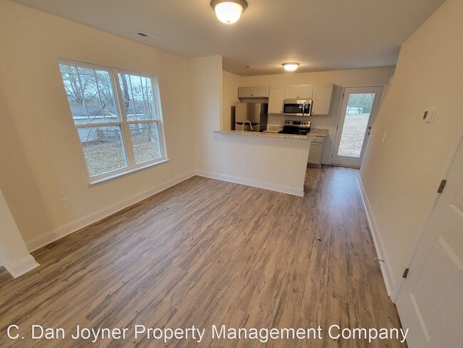 Building Photo - 2 br, 1.5 bath House - 256 S. Church St Ext.