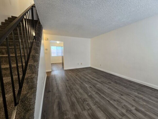 Building Photo - 3-Bedroom, 2.5-Bath Tri-Level Townhome Near UNR & Downtown Reno