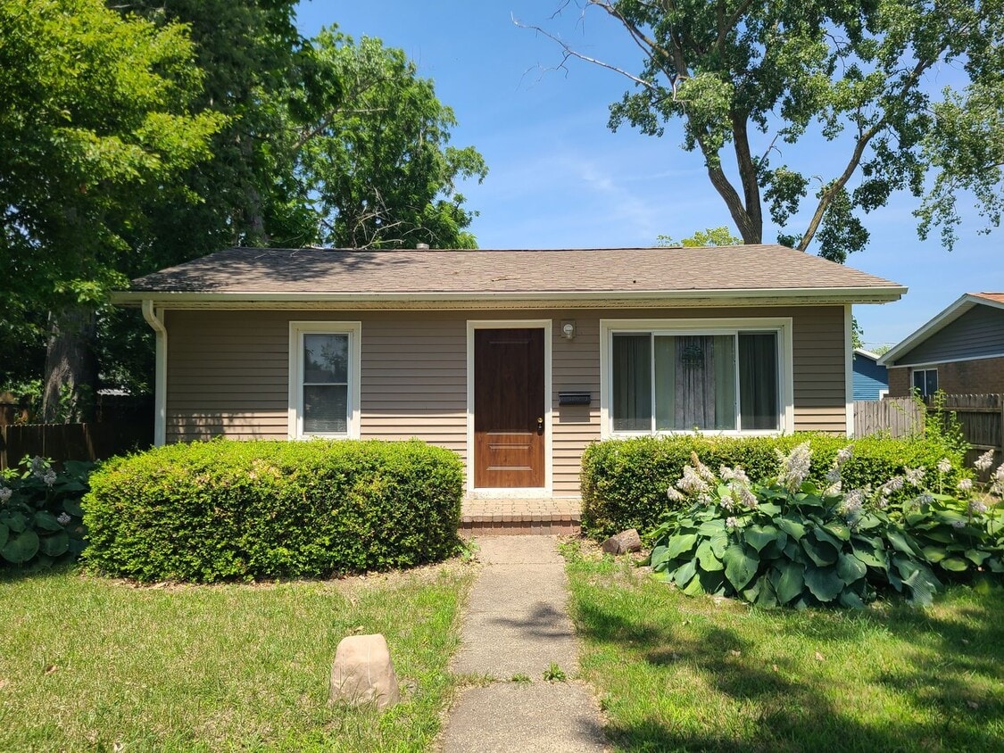 Primary Photo - Furnished 2-bedroom, 1-bathroom House in S...