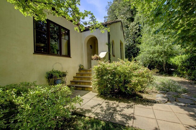 Building Photo - 425 Cascade Dr