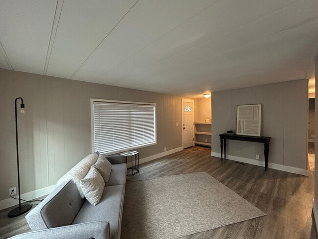 Building Photo - Newly Remodeled 2 Bedroom / 1 Bathroom Man...