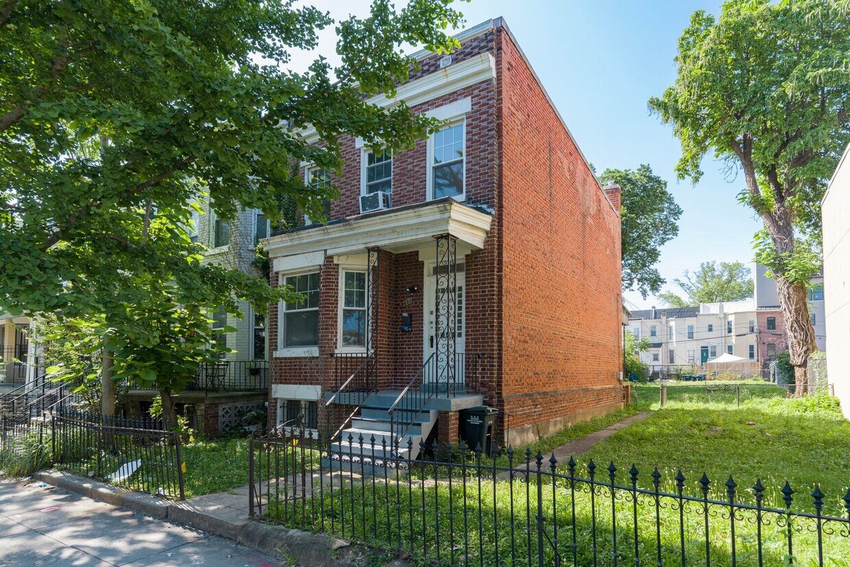 Primary Photo - Spacious 6BR/1.5BA Row home