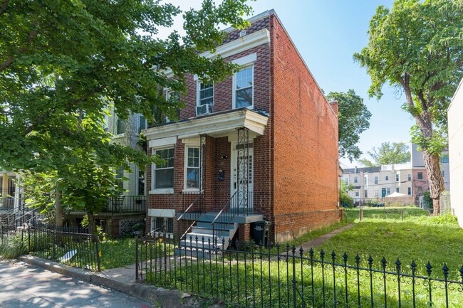Spacious 6BR/1.5BA Row home - Spacious 6BR/1.5BA Row home