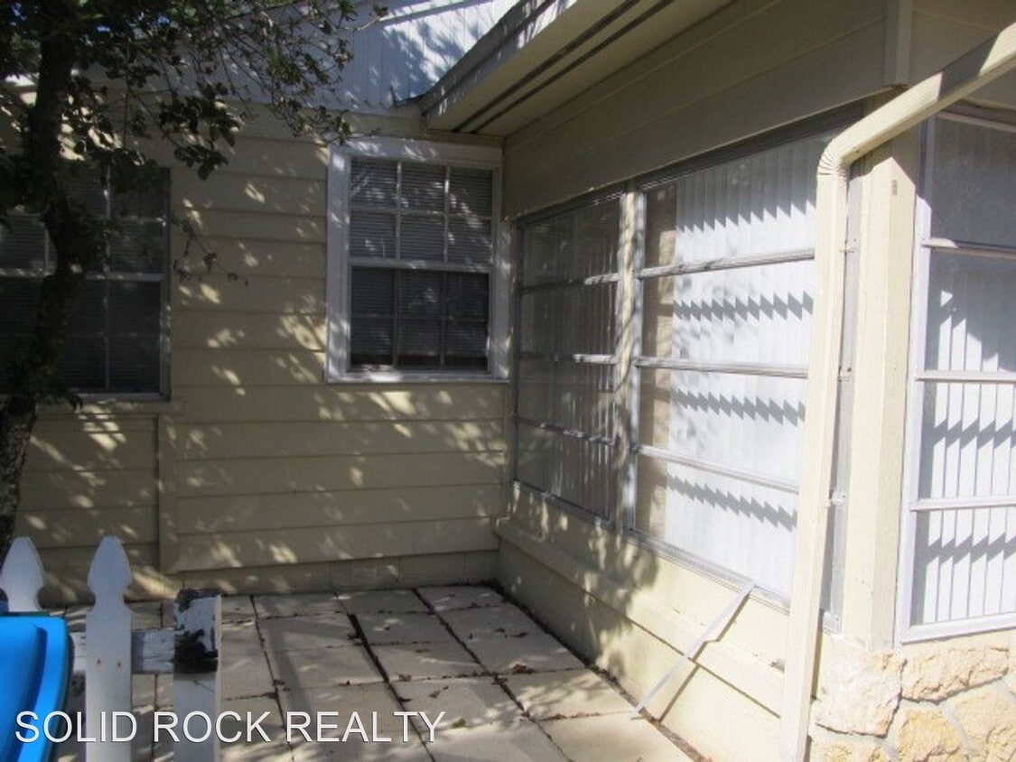 Primary Photo - 2 br, 1 bath House - 228 W Warren Ave