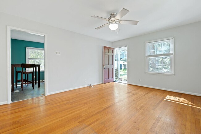 Foto del edificio - Beautiful 3 Bed 1 Bath Home in Lakewood with Finished Basement Area and Fenced Back Yard!!