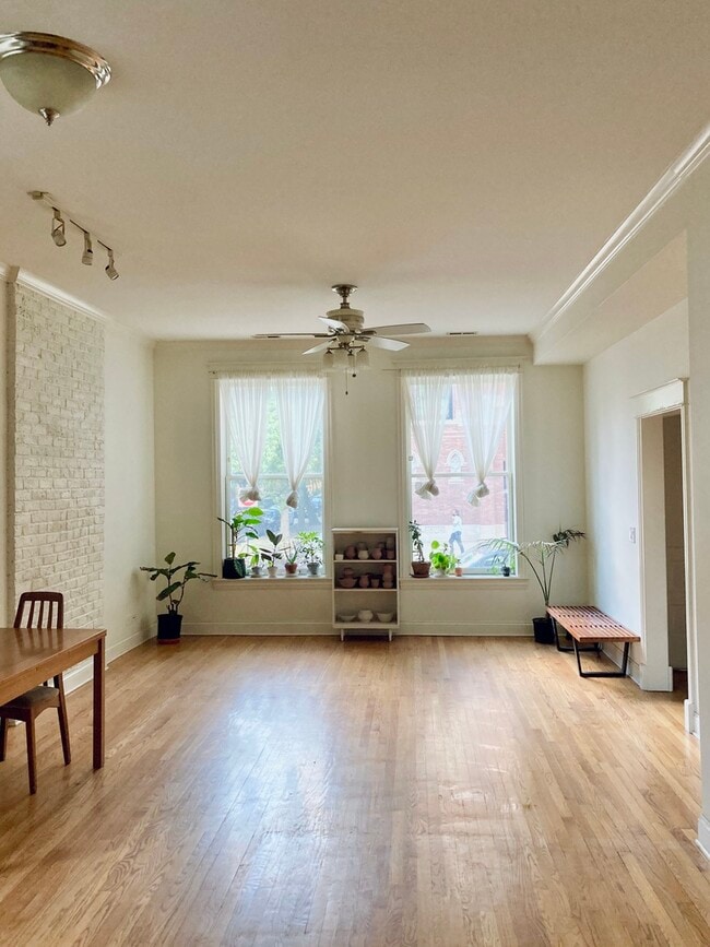 Building Photo - 924 N Hoyne Ave