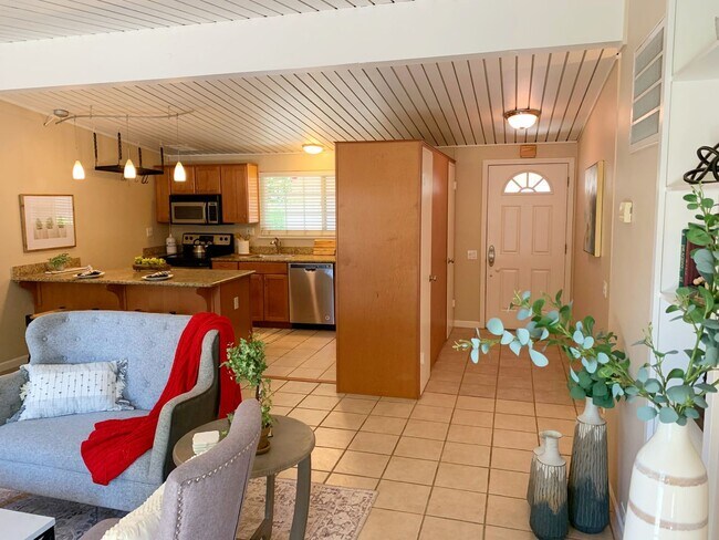 Building Photo - Beautiful Pleasanton 2 Bedroom, 1 Bath Condo