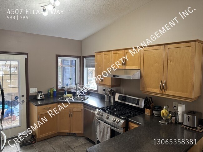 Photo du bâtiment - 5 Bedroom 3 Bathroom Full House in Lakeridge