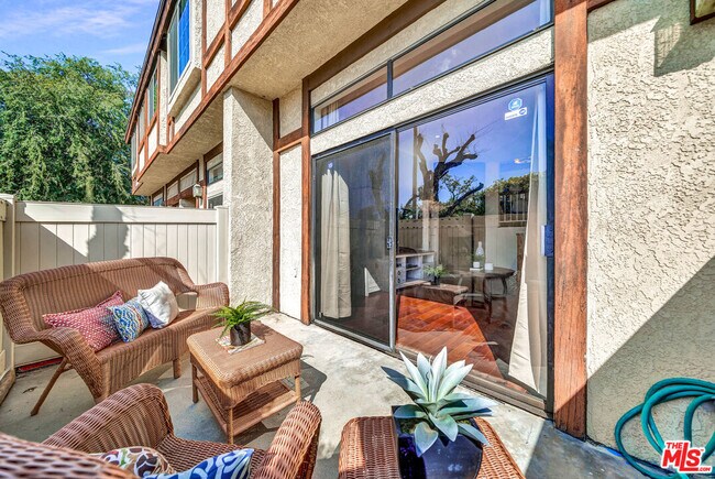 Foto del edificio - 22525 Sherman Way
