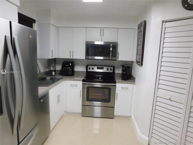 Foto del edificio - 6155 NW 186th St