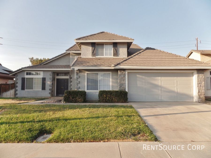 Foto principal - 5 Bedroom Home For Rent in Palmdale
