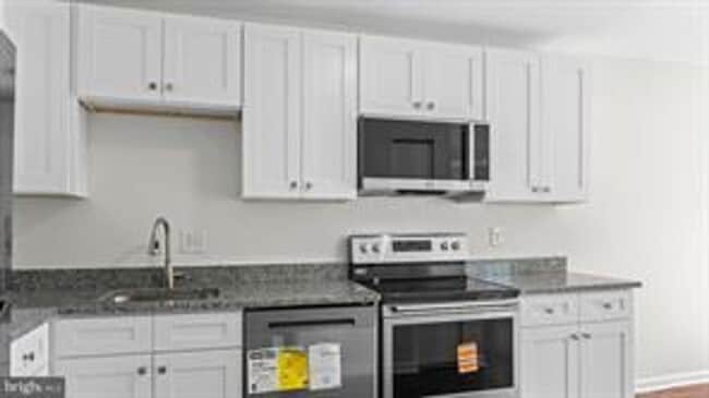 RENOVATED TOWNHOUSE WITH 3 BEDROOMS AND 1.5 BATHS, FENCED BACKYARD - RENOVATED TOWNHOUSE WITH 3 BEDROOMS AND 1.5 BATHS, FENCED BACKYARD