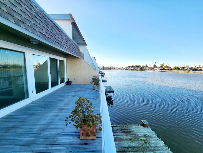 Building Photo - Spacious luxury waterfront home on the lagoon