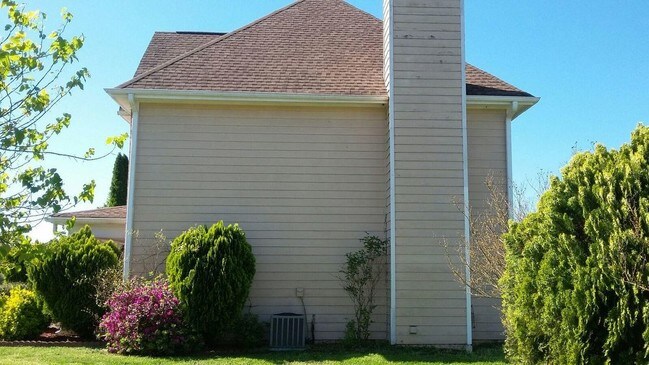 Building Photo - 173 River Park Cir