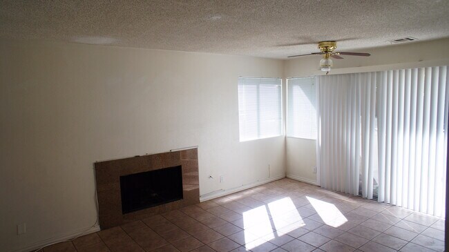 Foto del edificio - BRIGHT 2-BEDROOM CONDO NEAR LAS VEGAS LIVING