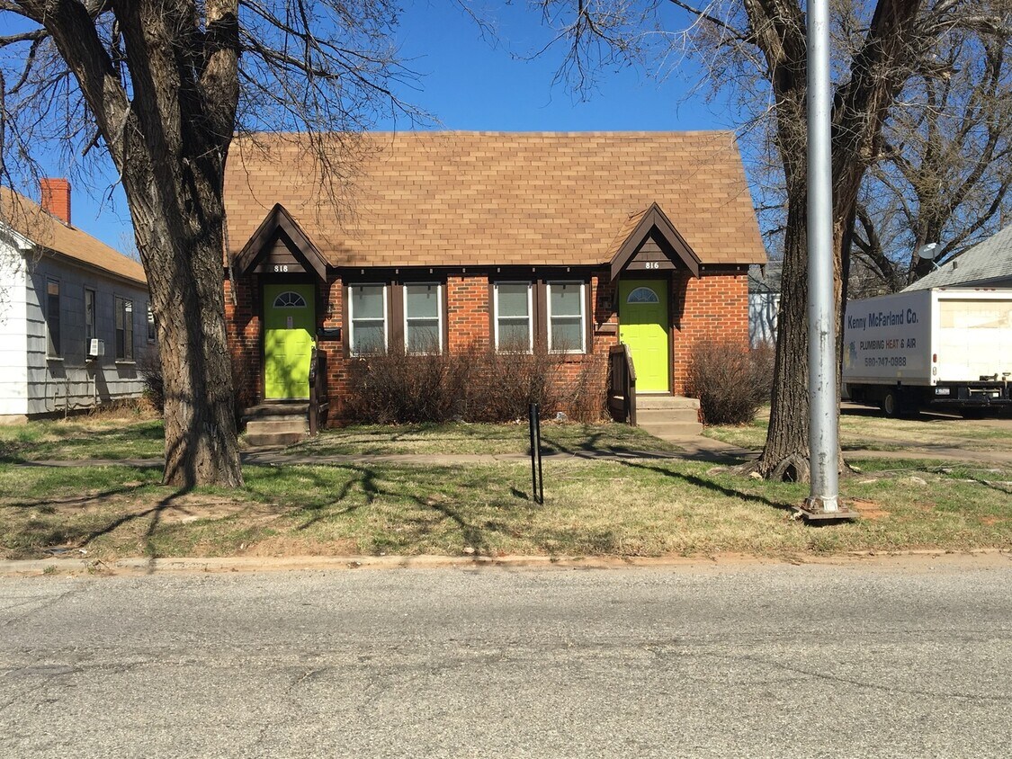 Primary Photo - 818 W Elm