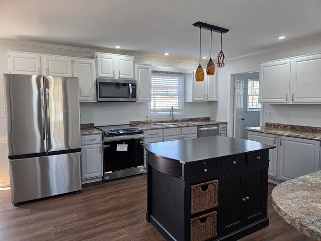 Cocina amplia y renovada con electrodomésticos nuevos. - 736 Lori Ln